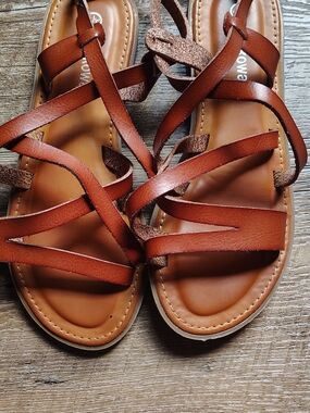 Apakowa Girl's Brown Strappy Sandals with Crossed  Straps Size 3